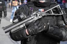 Un policier équipé d'un LBD à Bordeaux, le 2 mars 2019
