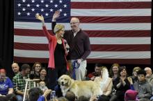 La sénatrice démocrate Elizabeth Warren, son époux Bruce Mann et leur chien Bailey, le 12 janvier 2019 à Manchester, dans le New Hampshire