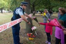 Des habitants de Christchurch, en Nouvelle-Zélande, offrent des fleurs aux policiers, le 17 mars 2019