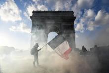 Nuage de gaz lacrymogène dans le quartier des Champs Elysées, à Paris, lors de la manifestation des gilets jaunes, le 16 mars 2019