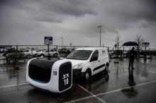 Stan le robot gare les voitures à l'aéroport Saint-Exupéry de Lyon le 14 mars 2019, qui a mis en place un nouveau système de stationnement entièrement automatisé