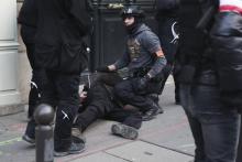 Une personne est arrêtée par des policiers le 9 février 2019 lors de la manifestation des "gilets jaunes" à Paris