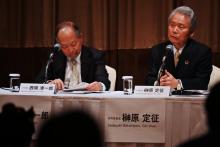 Seiichiro Nishioka et Sadayuki Sakakibara, coprésidents du comité de gouvernance de Nissan, lors d'une conférence de presse à Yokohama, le 27 mars 2019