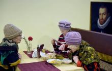 Des retraités profitent de repas gratuits à midi au café Dobrodomik à Saint Petersbourg, le 11 février 2019