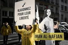 Des manifestants devant l'ambassade d'Arabie saoudite à Paris brandissent des pancartes en soutien à trois militantes saoudiennes des droits des femmes, le 8 mars 2019