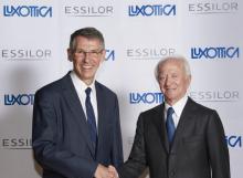 L'Italien Leonardo del Vecchio (d), patron de Luxottica, et le Français Hubert Sagnières, PDG d'Essilor, le 16 janvier 2017 à Paris