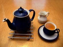 Tasse de thé théière illustration lait