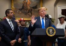 Le président Trump et le président de la FCC Ajit Pai s'expriment sur le développement rapide de la 5G aux Etats-Unis, le 12 avril 2019 à la Maison Blanche