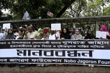 Des manifestants à Dacca, le 20 avril 2019, protestent contre le meurtre d'une jeune femme de 19 ans brûlée vive après avoir porté plainte pour harcèlement sexuel contre le directeur de son école