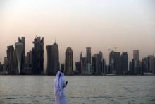Un homme regarde son téléphone à Doha, au Qatar, le 2 juillet 2017