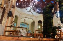 Inspection de l'intérieur de l'église Saint-Sébastien de Negombo au Sri Lanka, le 22 avril 2019 au lendemain de l'attaque meurtrière