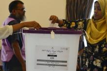 Un femme glisse son bulletin dans l'urne pour les législatives du 6 avril 2019 aux Maldives.