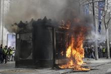 Une agence bancaire incendiée aux Champs-Elysées lors de la manifestation des "gilets jaunes" le 16 mars 2019