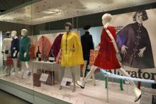 Des créations de la styliste londonienne Mary Quant exposées au Victoria and Albert Museum à Londres, photographiées le 3 avril 2019