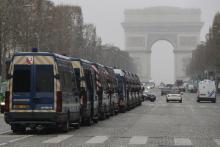 Des véhicules de gendarmerie garés sur les Champs-Elysées, pour l'acte 19 des "gilets jaunes" le 23 mars 2019