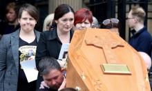 La compagne de Lyra McKee, Sara Canning, accompagne le cercueil de la journaliste tuée sous les balles d'un groupe dissident Nouvelle IRA, à la sortie de la cathédrale Sainte Anne à Belfast, le 24 avr