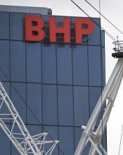 Le logo du groupe minier BHP sur une façade de son siège à Melbourne le 19 février 2019