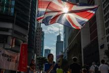 Un manifestant brandit le drapeau britannique lors d'une manifestation à Hong Kong le 1er juillet 2018, marquant le 21e anniversaire de la rétrocession de la colonie britannique à Pékin.