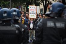 Ne vous suicidez pas, rejoignez nous, proclame la pancarte brandie par une manifestante dans une mobilisation de gilets jaunes à Bordeaux, le 27 avril 2019
