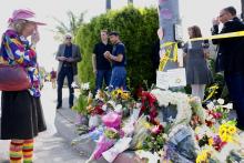 Des bouqets de fleurs déposés non loin de la synagogue Chabad, viséepar une attaque au fusil d'assaut qui a fait un mort et trois blessés, le 28 avril 2019 à Poway, en Californie