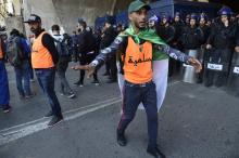 Des volontaires algériens ayant pour mission de prévenir les heurts entre les manifestants et la police dans une rue d'Alger le 26 avril 2019