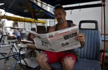 Un Cubain lit le journal cubain Granma à La Havane, le 5 avril 2019