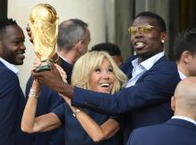 Paul Pogba à l'Elysée avec Brigitte Macron, soulève le trophée de la Coupe du monde, le 16 juillet 2018
