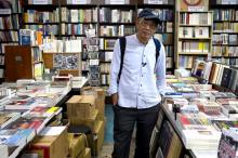 Le libraire de Hong Kong Lam Wing-kee pose pour une photo dans une librairie de Taipei, le 26 avril 2019