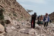 Oum Yasser, une bédouine égyptienne, fait le guide pour un groupe de randonneuses à Wadi Sahu, dans le sud du Sinaï, dans l'est de l'Egypte, le 29 mars 2019