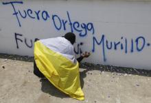 Un manifestant antigouvernemental écrit un graffiti "Dehors Ortega et Murillo" lors d'une manifestation contre le président du Nicaragua, Daniel Ortega, à Managua, le 19 avril 2019