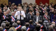 Emmanuel Macron devant des élus lors d'un grand débat à Souillac, dans le Lot, le 18 janvier 2019