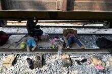Des migrants d'Amérique centrale se reposent sur la voie ferrée à Arriaga, (sud du Mexique), le 26 avril 2019