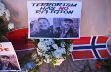 Des fleurs, des photos et des drapeaux déposés le 21 décembre 2018 en hommage aux deux femmes scandinaves tuées au Maroc