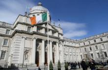 Le drapeau irlandais flotte devant le siège du gouvernement à Dublin, le 9 octobre 2018