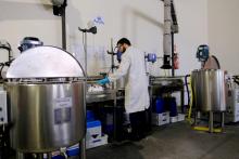 Un technicien travaille dans le laboratoire de ProNeem à Marseille, le 1er avril 2019, une start-up qui a développé un élixir anti-acarien