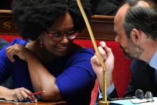 La porte-parole du gouvernement Sibeth NDiaye (g) parle avec le Premier ministre Edouard Philippe, le 2 avril à l'Assemblée nationale à Paris