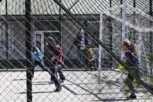 Des enfants du Kosovo rentrés de Syrie jouent au football dans le centre de rétention de Vranidoli près de Pristana, le 20 avril 2019