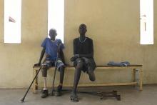 Jal Keat, 12 ans (à gauche) et Nyagn Thyuong ont survécu à des blessures par balle et sont pris en charge par un centre du CICR à Juba, au Soudan du Sud, le 12 mars 2019
