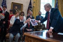 Le président américain Donald Trump reçoit des anciens combattants de la Seconde Guerre mondiale dans le Bureau ovale