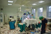 Des chirurgiens opèrent à l'hôpital de Slobozia, en Roumanie, le 27 mars 2019. Le pays, qui voit depuis des années ses médecins partir à l'étranger, espère que le Brexit va pousser certains de ceux in