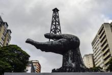Monument situé devant le siège du du groupe pétrolier public vénézuélien PDVSA, le 29 janvier 2019 à Caracas