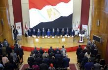 Le chef de l'Autorité nationale des élections égyptienne, Lachine Ibrahim (centre) annonce les résultats du référendum approuvant à 88,83% une révision constitutionnelle permettant la prolongation à l