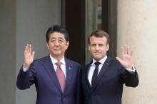 Emmanuel Macron et Shinzo Abe à l'Elysée, le 23 avril 2019 à Paris