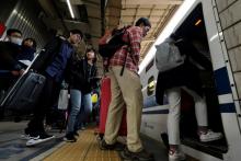 Des Japonais embarquent dans un train à Tokyo le 27 avril 2019, au début d'une période exceptionnelle de 10 jours de congés.