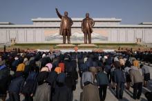 Hommages sur la colline Mansu à Pyongyang le 15 avril 2019 devant les statues du fondateur du régime Kim Il Sung et son fils Kim Jung Il à l'occasion du "Jour du Soleil" commémorant la naissance de Ki