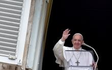 Le pape François salue la foule rassemblée sur la place Saint-Pierre le 28 avril 2019