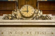 L'inscription "In God we trust" (nous croyons en Dieu) au-dessus du siège du président de la Chambre des représentants des Etats-Unis