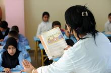 Une enseignante lit un texte en amazigh (berbère), le 27 septembre 2010