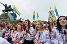 Des Ukrainiennes en tuniques brodées traditionnelles devant la cathédrale Sainte-Sophie de Kiev