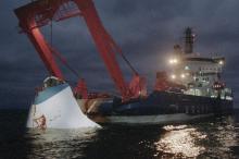 Une partie de la coque du MS Estonia remontée à la surface, le 19 novembre 1994, deux mois après le naufrage du ferry en mer baltique